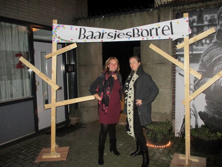 BaarsjeBorrel Politiek cafe feb2014 - Helen en Femke @BaBo entree